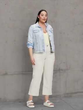 GAP Girlfriend Khaki Cream wide leg ankle length Chinos.  Size 16